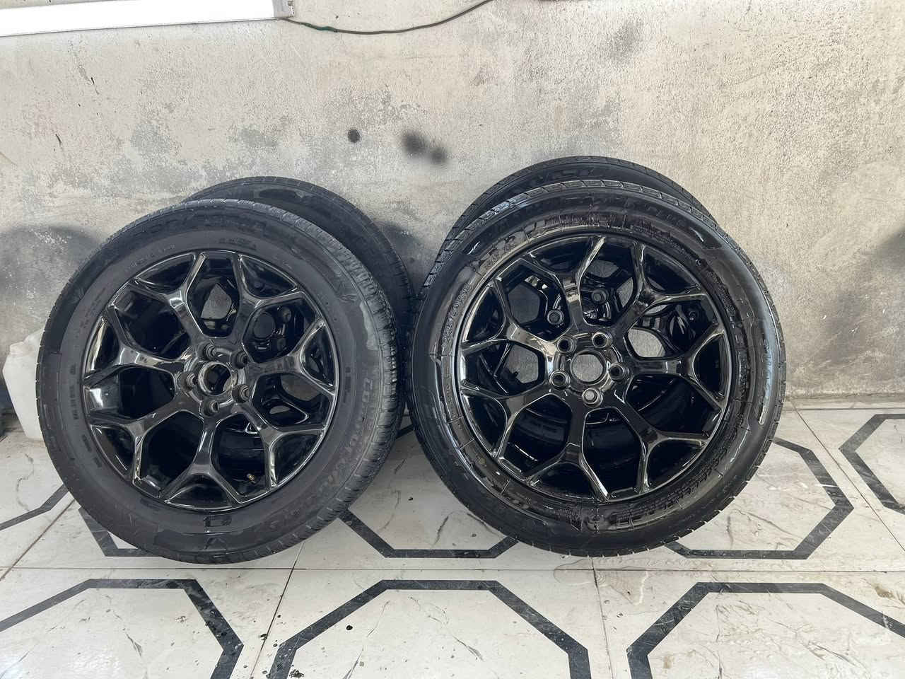 ويل 18 اسود عنكبوت جديد كلش زلغ مابي مكفول من كلشي معا تخم تاير زوج جديد كلش بعد ماماشي انتاج 25
وزوج الثاني نص عمر  قياس 225/60
لبيع او مواوس بعشرين  مكاني البصره القرنه 
***********
