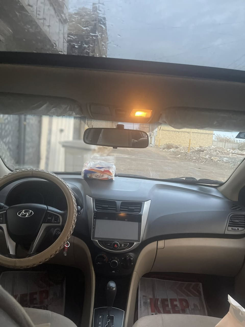 السلام عليكم 
للبيع اكسنت 2016 
خليجي ماشيه 99 الف فقط 
رقم بغداد الجديد 
محرك 1600 قطرتين
فول مواصفات 
فتحه سقف…اشاير بلمري
5ويل كب …اشاير مري…
شاشه +كامره دواره وباقي المواصفات معروفه 
بدون صبغ فقط صبغ بلباب الي خلف السايق بسيط و تكحيلات بصيط… كير مكينه خير من لله 
السعر /115 وبيها مجال بسيط و موجود سونارها مع الصور
العنوان: بغداد الدوره
(***********) اتصال
