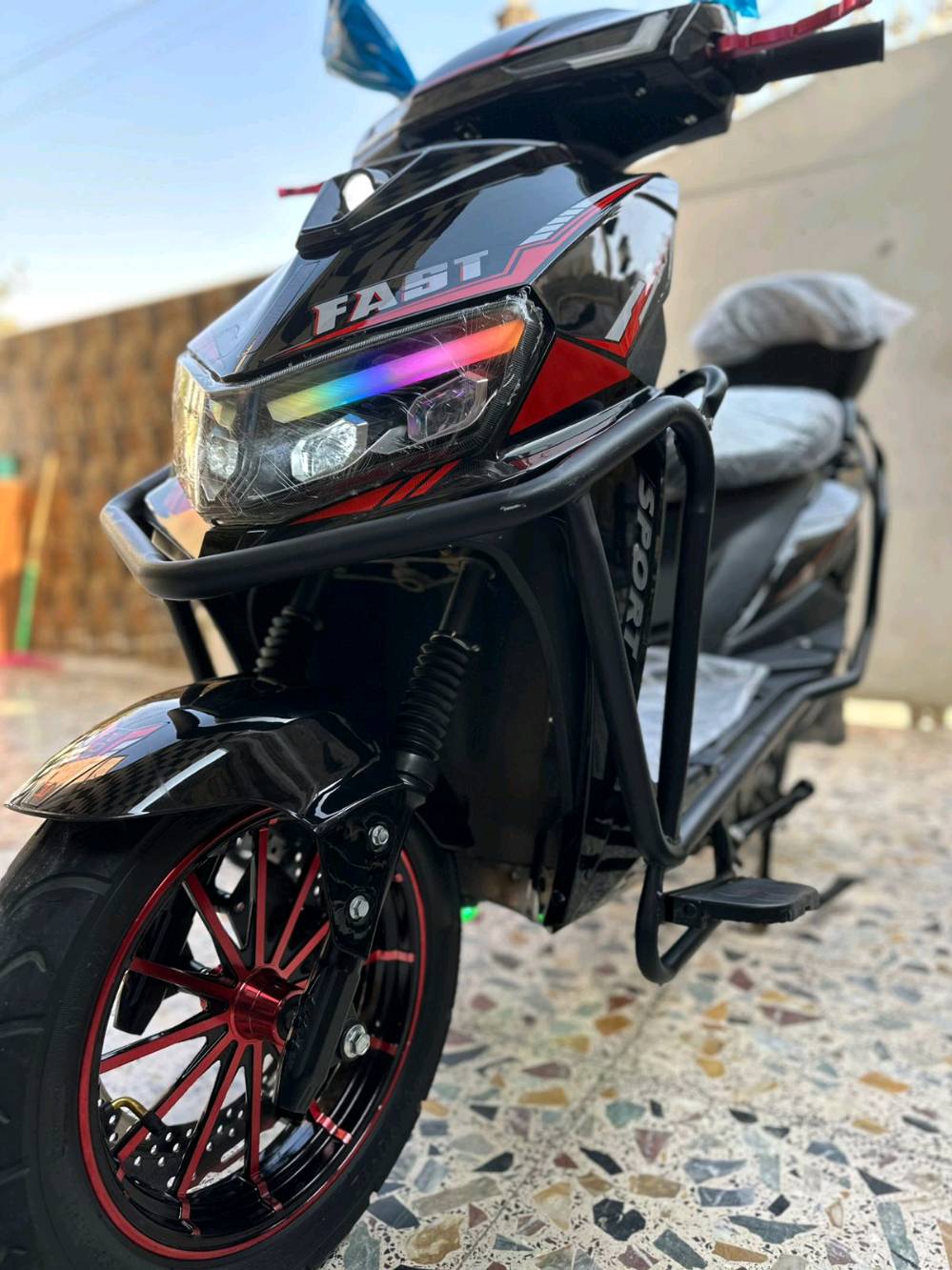 للبيع موطور شحن ماكس مدرع ٢٠٢٥ موطور حيل نضيف مستخدم قليل 6 بطاريات سماعه بلوتوث كرت تشغيل عن بعد 
