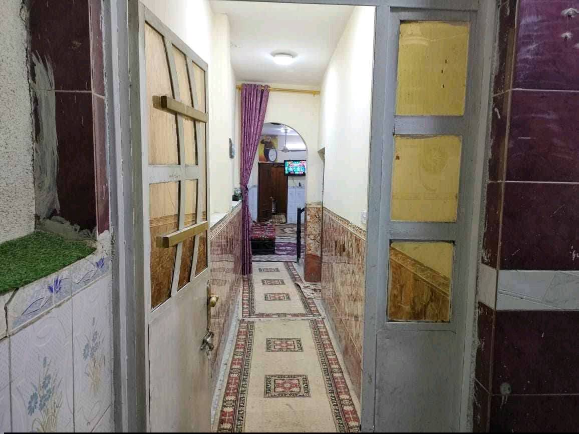 السلام عليكم بيت 100متر طابق ونص يحتوي في الطابق الثاني غرفه وحمام وتواليت والطابق الارضي استقبال وغرفه اخيره وحولي ومطبخ حراري وبارد العنوان الحسينيه بدايه مسقط قرب مجمع مسقط الطبي السعر 55 مليون.رقم ثاني ***********
