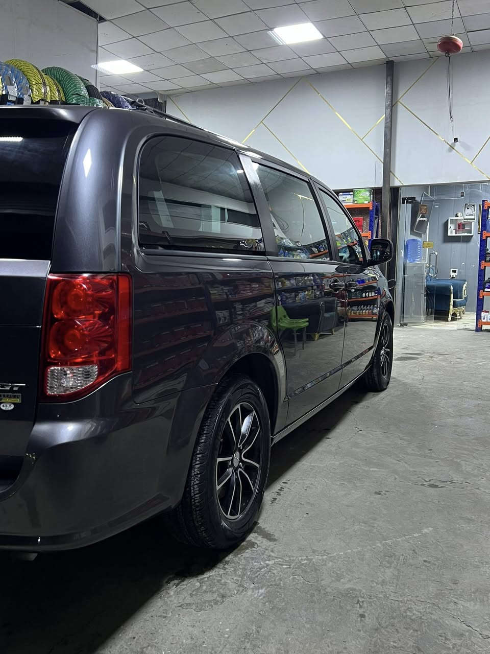 سلام عليكم دوج كرفان (2019) (GT) فول موصفات ثلاث قطع تبريد تحكم ستيرن تثبيت سرعه أبواب كهربائي جنطة كهربائي كشنات بلع كهربائي بردات بلاد تشغيل عن بعد مكينه كير خير من الله مكينه (3600) صدر امام خلفي خير من الله السيارة كامله ما بيه نقص ماشيه (107)كيلو الحادث بصيط جدا موضح بل منشور : السعر (196) وبيه مجال الشراي بدون زحمه ال مو شراي لا يتعبني ولا يكسر بحلالي ***********  ✨🤍
