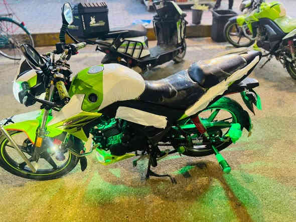 السلام عليكم هاوجي للبيع موديل 22 مشدود 23 ماشي 28دراجه مكفوله كفاله عامه الوحات والسنويه صارلهن شهر من استلمتها الوحات السعر 19وبي مجال للشراي ورجآ لحد يكتب بالتعاليق وهذا الرقمي ***********
