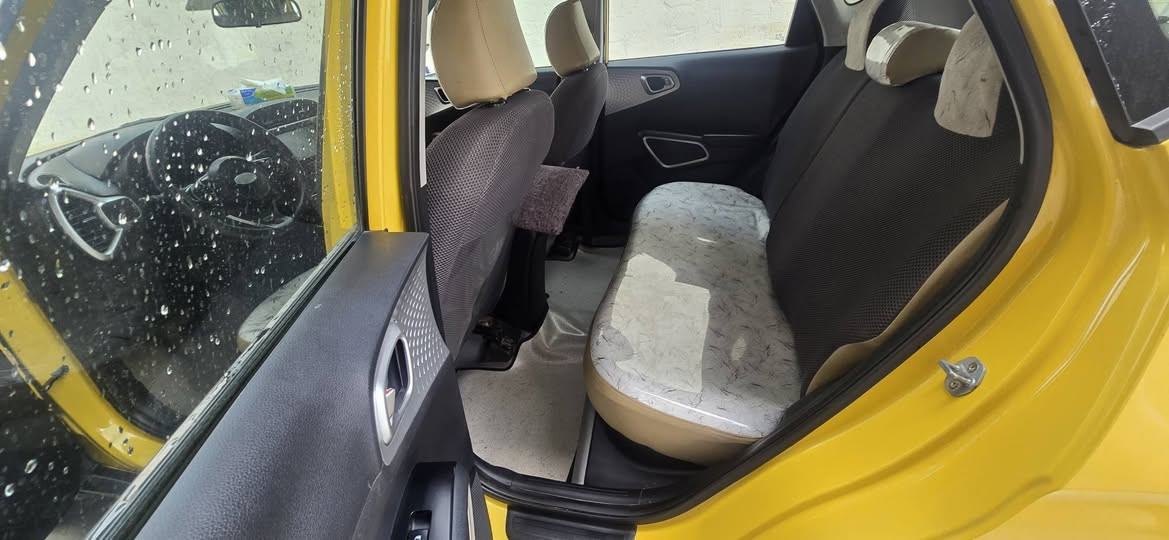 كيا سول موديل ٢٠٢٠ بغداد أنكليزي
لون خردلي بلادي اصفر تريدهة تكسي او تريد ترقمهة خصوصي...
سيارة حلوه مدوشمة وجاهزة
كير ومكينه وصدر وتبريد وتايرات كلهة نظيفة
صور الحادث بالمنشور ونطخت عندي صفحة السايق شخط بارد بعدة ما مصلح ولا مصبوغ
سعرها ١٢٥ ورقة بيع او مراوس 
عنواني ديالى الخالص حي الزهراء
هاتف...*********** واتساب
هاتف...***********
تعال شوف وأقتنع وبيك خير وتدلل
سيارة وياهة سباية مال شغل على باب الله وربي يرزق الجميع.
