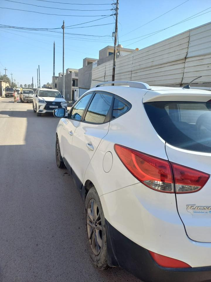 سلام عليكم توسان ٢٠١٥  لون ابيض خليجي ماشيه ١٢٥كليو متر تبريد قطعتين اشاير مري تحكمات ستيرن صدر امامي خلفي جديد شركه سنويه ٢٠٣٠مكاني بغداد لستفسار الاتصال على الرقم *********** السعر (١٤٠)وبيه مجال للطيبين
