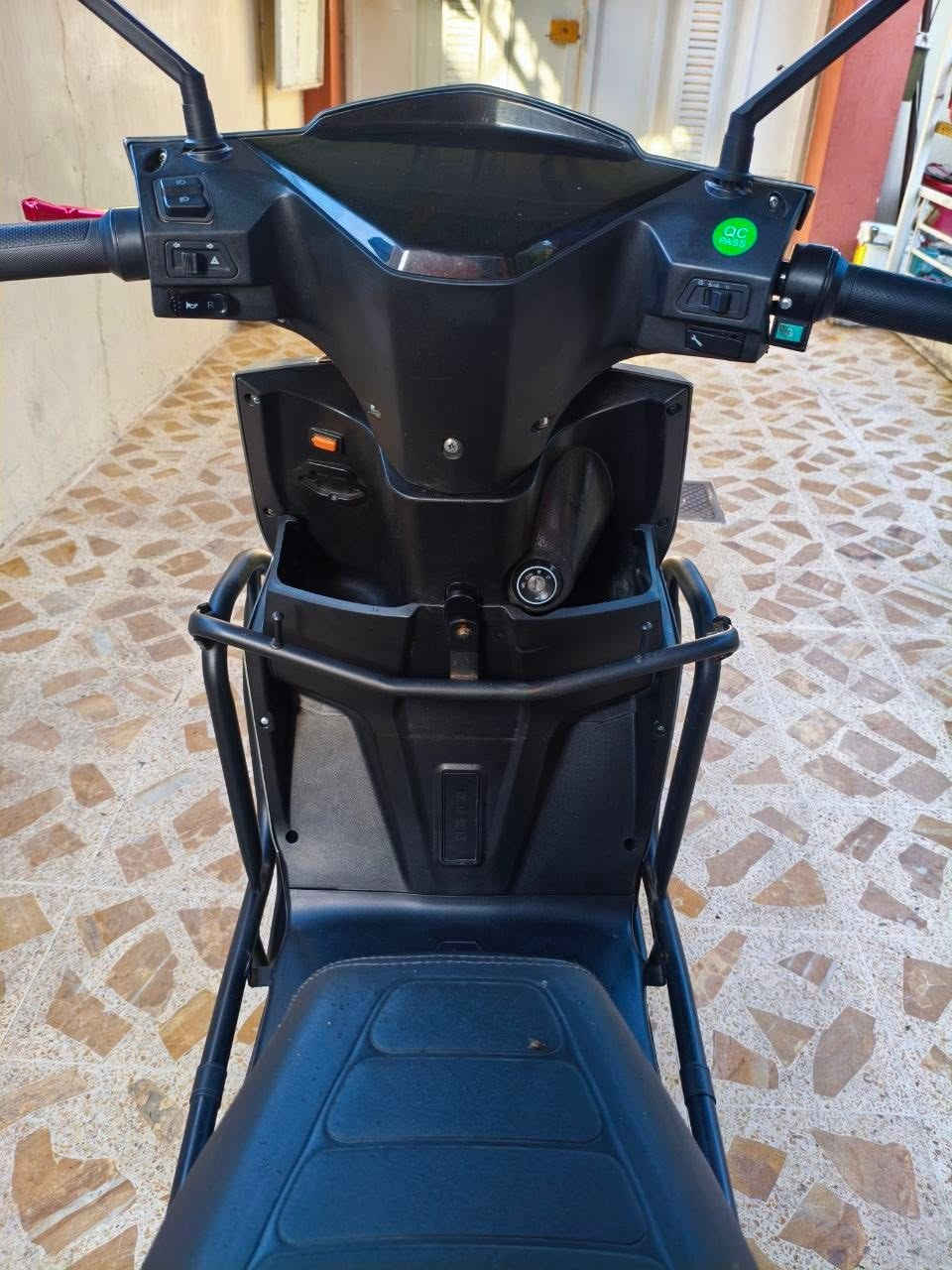 ماطور شحن للبيع 
النوعية : سكنز 
الملف :2000
عدد البطاريات : 6
الماطور ما متعوب بحالة جيدة فقط الجاملغ الأمامي بي نقص وموجدة الأصلي بس تشدها 
الرقم :***********
