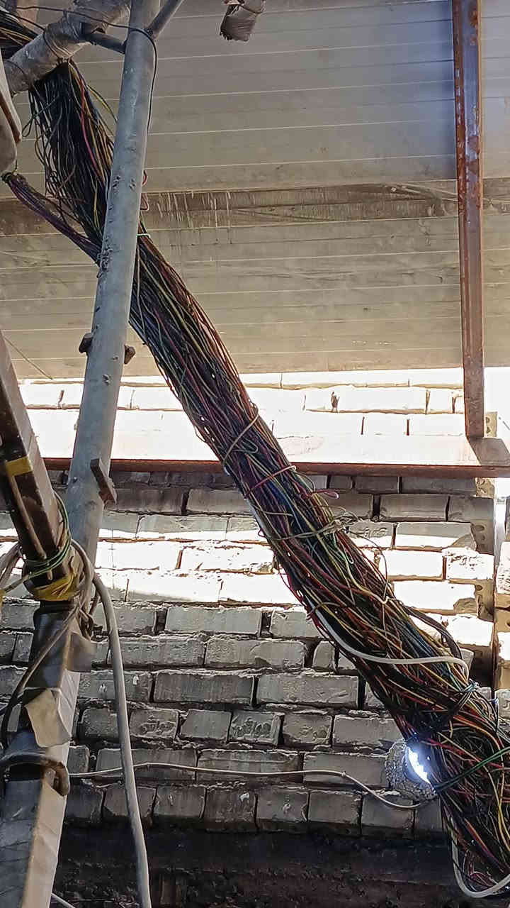 وترتيب الوايرات الشغالة حسب رغبات صاحب الموقع 

واي قطع نتحمل كافة المسولية وكال هاذة مجانن مقابل الوايرات المتروكة فقط كادر كامل ***********
