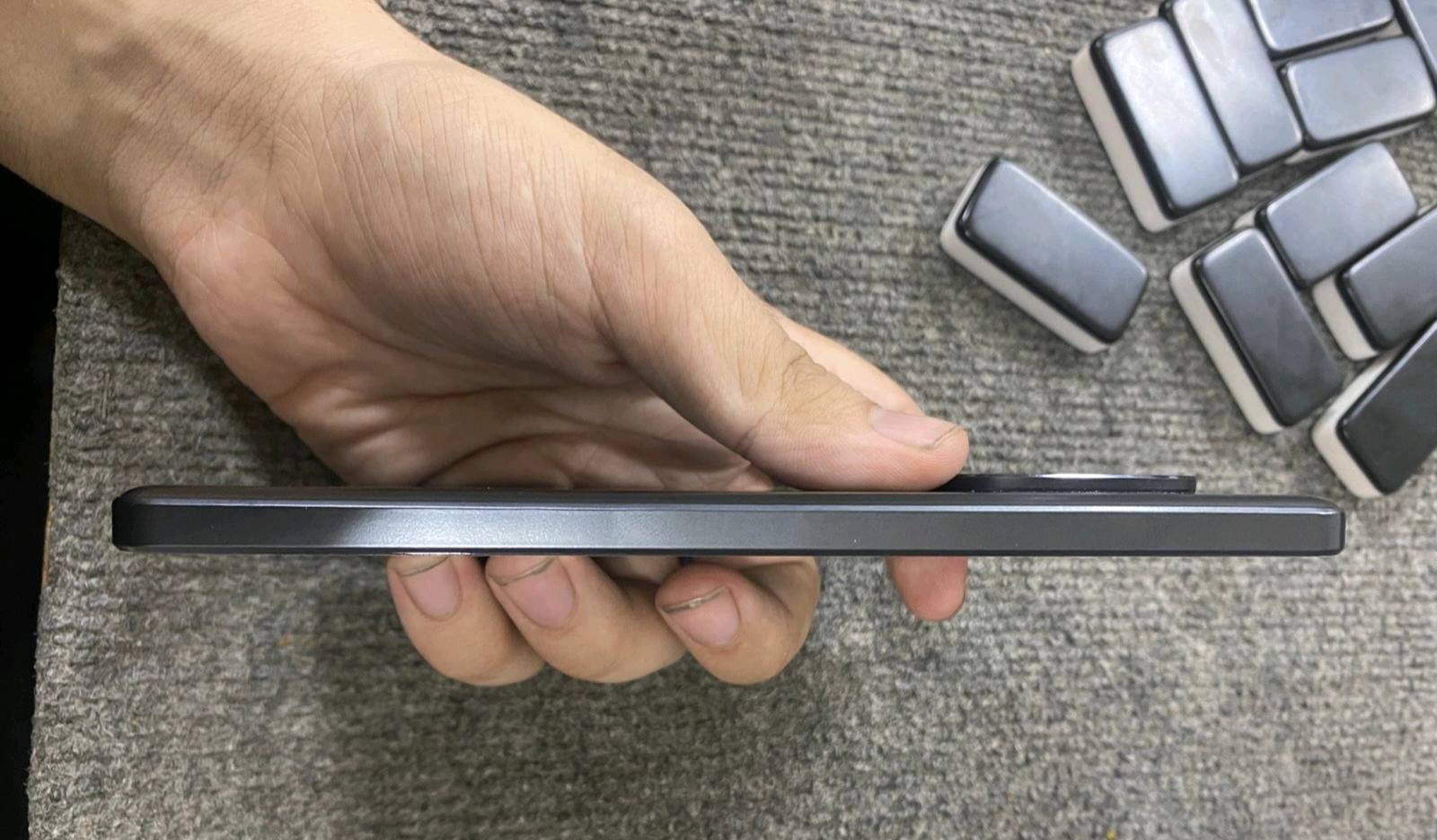 ​📱 للبيع: iQOO Z10 Turbo Pro
​يعتبر هذا الهاتف الخيار المثالي لعشاق الألعاب (Gamers) والمستخدمين الذين يبحثون عن أداء قوي وشحن فائق السرعة.
​🚀 الأداء والمعالج
​المعالج: Qualcomm Snapdragon 8s Gen 4 (بمعمارية 4 نانومتر)، يقدم أداءً يقترب من الهواتف الرائدة.
​شريحة الألعاب: مزود برقاقة Q1 المستقلة لتعزيز معدل الإطارات في الألعاب الثقيلة.
​الذاكرة (RAM): متوفر بخيارات 12 أو 16 جيجابايت (LPDDR5X).
​التخزين: 256 أو 512 جيجابايت (UFS 4.1) فائق السرعة.
​📺 الشاشة (تجربة بصرية مذهلة)
​النوع: AMOLED بحجم 6.78 إنش.
​معدل التحديث: 144Hz لسلاسة فائقة في التصفح والألعاب.
​السطوع: يصل إلى 4400 شمعة (Peak Brightness) لرؤية واضحة جداً تحت الشمس.
​الدقة: 1.5K (1260 × 2800 بكسل).
​🔋 البطارية والشحن
​البطارية: ضخمة بسعة 7000 مللي أمبير (من نوع السيليكون كربون المتطور لجسم نحيف وسعة أكبر).
​سرعة الشحن: 120W، يشحن من 0 إلى 100% في حوالي 33 دقيقة فقط!
​📸 الكاميرا والتصميم
​الكاميرا الخلفية: مزدوجة، الأساسية بدقة 50 ميجابكسل بمستشعر Sony LYT-600 مع مثبت بصري OIS.
​الكاميرا الواسعة: 8 ميجابكسل Ultra-wide.
​كاميرا السيلفي: 16 ميجابكسل.
​التصميم: نحيف (8.1 ملم) رغم حجم البطارية، مع مقاومة للغبار والماء بمعيار IP65.
​✅ مميزات إضافية للمشتري:
​يدعم شبكات الـ 5G.
​نظام تشغيل Android 15 مع واجهة OriginOS 5.
​مكبرات صوت ستيريو مزدوجة لتجربة صوتية محيطية.
​بصمة إصبع مدمجة تحت الشاشة (سريعة جداً) مكاني بغداد باب المعضم يم سيطرة الفضل
شنو موديل الجهاز بالتحديد؟: 
iqoo z10 turbo pro
وين موقعك للبيع؟: 
بغداد باب المعظم 
شنو سعة التخزين الداخلية للجهاز؟: 
256
هل الهاتف بيه ضمان؟: 
لا
هل الجهاز يجي مع إكسسوارات، مثل الشاحن أو سماعات الأذن؟: 
شاحن فقط