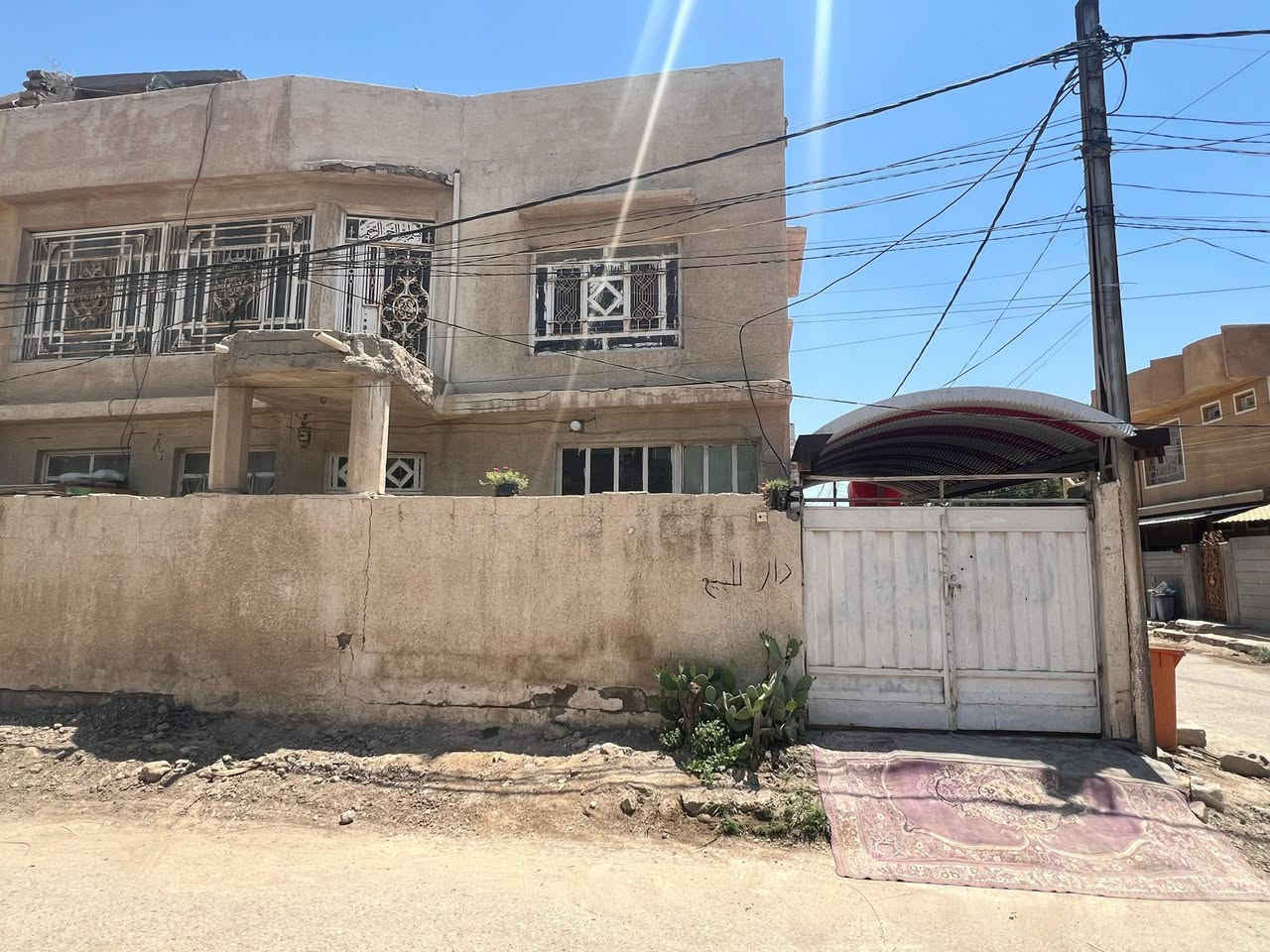دار للبيع الموقع شارع 20 قرب مطعم ليث العماري الموقع ركن البيت مكون الطابق الاول غرفه وصاله واستقبال وحمام داخلي ومطبخ وصحيات خارجيه ايضا //الطابق الثاني غرفتين نوم وصاله البيت طابوك جمهوري / الاستفسار اتصل ع الارقام--***********-
