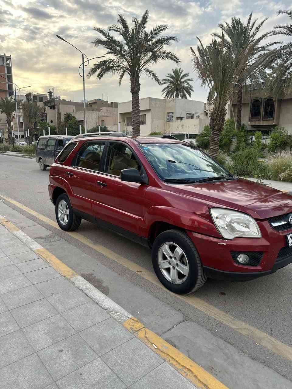 السيارة خليجية موديل ٢٠٠٩
ماشية 200000 كيلو
صبغ 5 قطع  وبيها سونار جاهز
للتواصل واتساب ***********
بغداد
