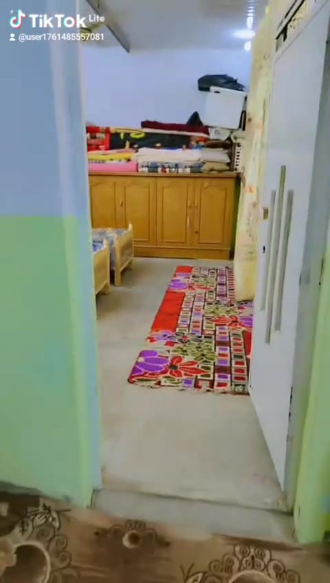 بيت للبيع قرب جامع ام لبنين الحولي مساحه 150متر قابقين جاهز للسكن بيت نضيف صب كونكريت  كامل من كلشي لرضيه مرمر غرفتين مطبخ حار وبارد سعر 90 وبي مجال ***********

