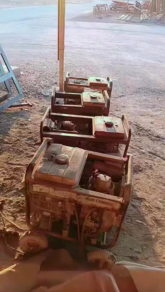 4 مولدات كامه كاز مو بانزين بيهن عطلات بس بلمكركات الكهرباء كلشي مبيهن بس كرت  يرادلهن رمادي زنكوره ***********
