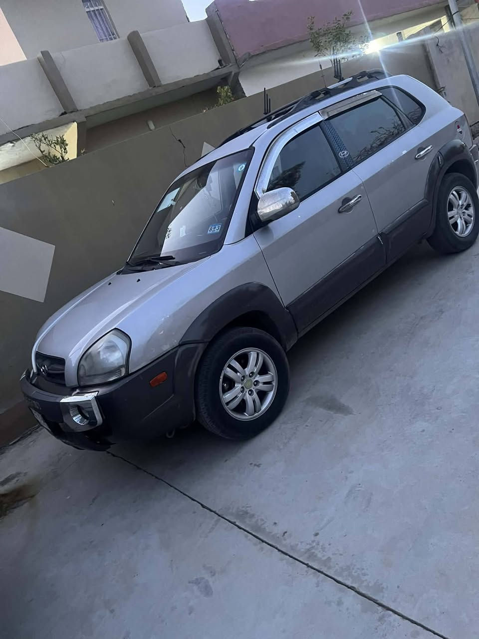 توكسن 2008 
مكينة رخاوه انطيها فحم وهاي صارلها اكثر من سنة بيها رخاوه والله هسه شغاله مابيها شي وتراي وين ما يعجبك 
كير طخم شرط تبريد شرط 
ضرر قبغ صندوق 
وصفحة نفر فقط بخ بدون معجون 
رقم تأخذ اجنبي بسمي 
شرط الوكالة وتحويل 
سعرها 102 وبيها مجال بسيط 
مكان سيارة موصل


**إذا كنت صاحب هذا الإعلان وتريد حذفه لأي سبب، رجاءا أرسل رسالة إلى الدعم الفني**