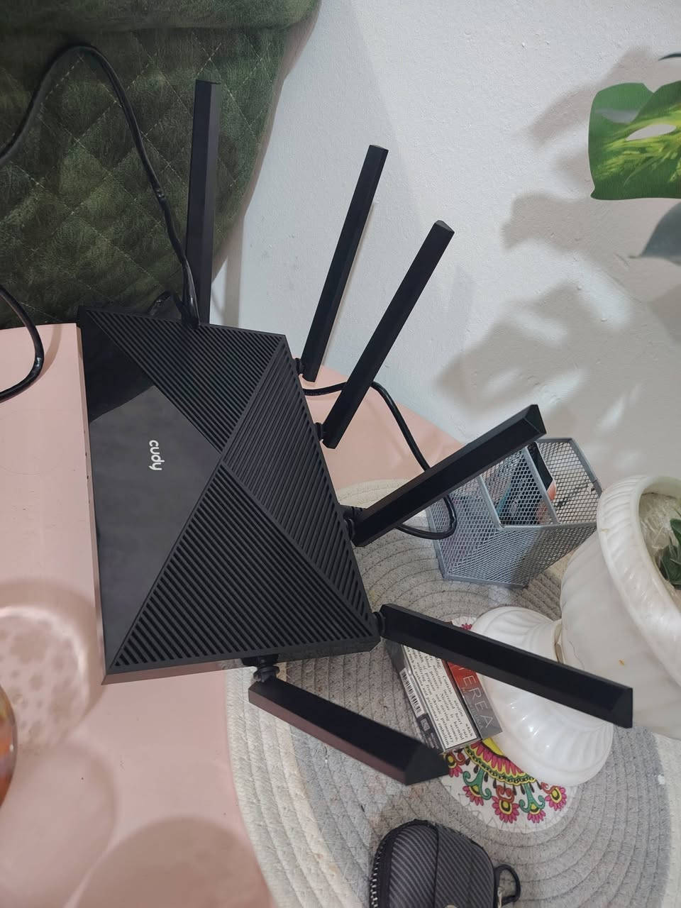 السلام عليكم. للبيع راوتر cody كودي Be11000 واي فاي 7 ثري باند 3 ترددات بنظام المش اعلى مواصفات ومعالج جدا قوي وتغطيه قويه الجهاز فول الفول مستخدم شهر اخو الجديد رايده ب130 الف ويوجد توصيل حسب الاتفاق وللاتصال *********** وبي وتس اب
