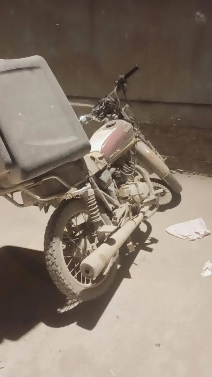 السلام عليكم 
تايكر موديل ٢٣ دراجه متروكه من زمان اوراق سكنر مكينه صارلها شهر مجفته 
صندوك دلفري +خوذه+بدله مدرعه كامله٤٥٠وبيها مجال قليل ***********
