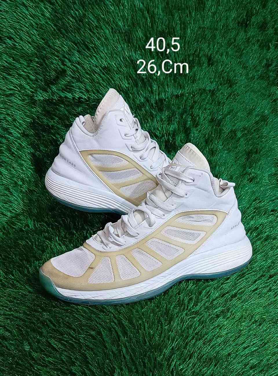 احذيه باله👟فقط درجه الاولى نظافه 💯 
قياسات مختلفه  وماركات عالميه 
لمعرفة الأسعار راسل الحساب 📱 
***********💐
يوجد توصيل جميع المحافظات 🚛
