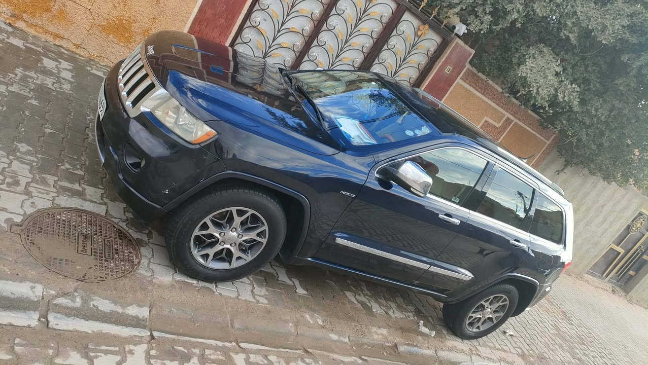 جيب لاريدو 2011 /  5700 هيمي قطعتين فول مواصفات السعر 145 العنوان النجف ***********
