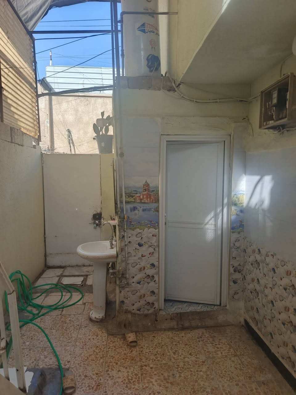 سلام عليكم  بيت للبيع المساحة 73 متر واقع حال ملك صرف في بغداد الشعلة قطاع السابع قرب بانزين خانه يحتوي على غرفة نوم واستقبال ومطبخ وحمام ومخزن في السطح طابق واحد الاستفسار ***********.. ***********
