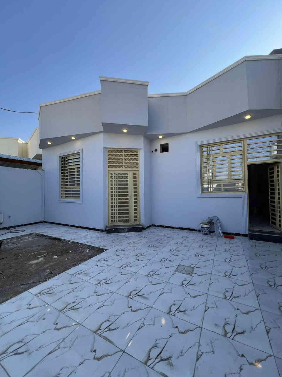 منزل للبيع بناء حديث تسليم مفتاح 🔑 
المساحة / 200م | 10*20 : طابو زراعي عراقي 📄 
في البصرة _ الصالحية _ حي الامير 📍
شارع 9م - والرئيسي 12م تبليط 
يحتوي على / غرف منام عدد 2 وصاله _ واستقبال _ ومطبخ _ وصحيات داخلية وخارجية _ وكراج _ وحديقة 
السعر 140 مليون وبي مجال بسيط للشراي 
للتوآصل : ***********
