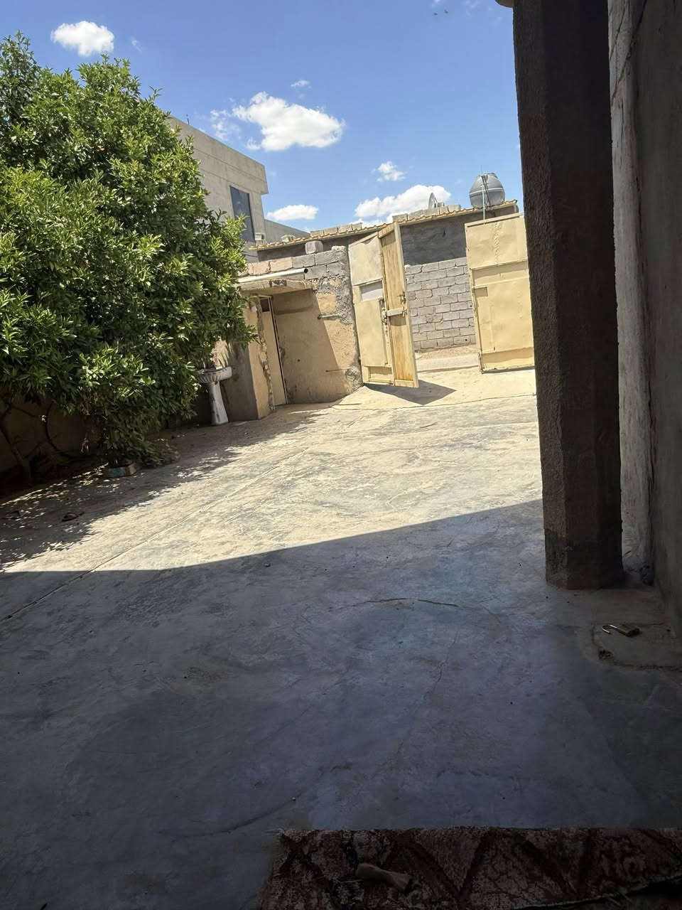 سلام عليكم بيت للبيع طابو زراعي مساحته 200متر  قرفه وحولي وصاله ومطبخ وكراج مكانه التاجي منشئه نصر باقرب مشروع الكويتي السعر 28وبي مجال شي قليل الاستفسار ***********/***********
