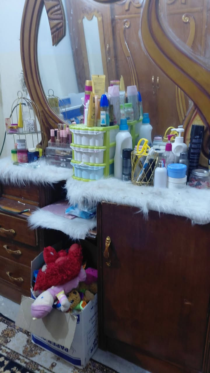 السلام عليكم 
عندي غرفه للبيع نضيفه  كلشي مابيهه عنوان بغداد كويريش علوه الرشيد رقم 
***********
سعرهه ٦٠٠ وبيهه مجال
