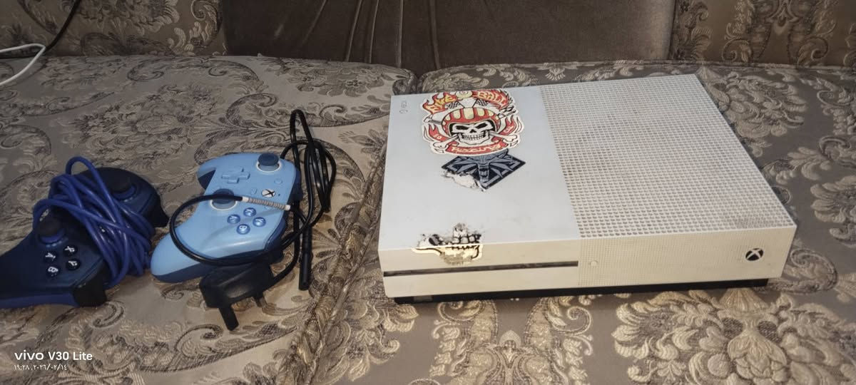 : Xbox One S سعة 500GB، لون أبيض، حالة ممتازة وشغال 100%.
الحساب: حساب GTA V ليفل 46 يحتوي على الغواصة (Kosatka) كاملة وجاهزة للمهمات.
​اليدات (عدد 2): 
​يدة سماوية (GameSir احترافية) للأداء العالي.
​يدة زرقاء شفافة ثانية بحالة نظيفة جداً.
​الملحقات: كامل الوايرات (باور + HD) + كارتون (PS4 Red Dead) للحماية.
​السعر: 250,000 دينار (قفل).


**إذا كنت صاحب هذا الإعلان وتريد حذفه لأي سبب، رجاءا أرسل رسالة إلى الدعم الفني**