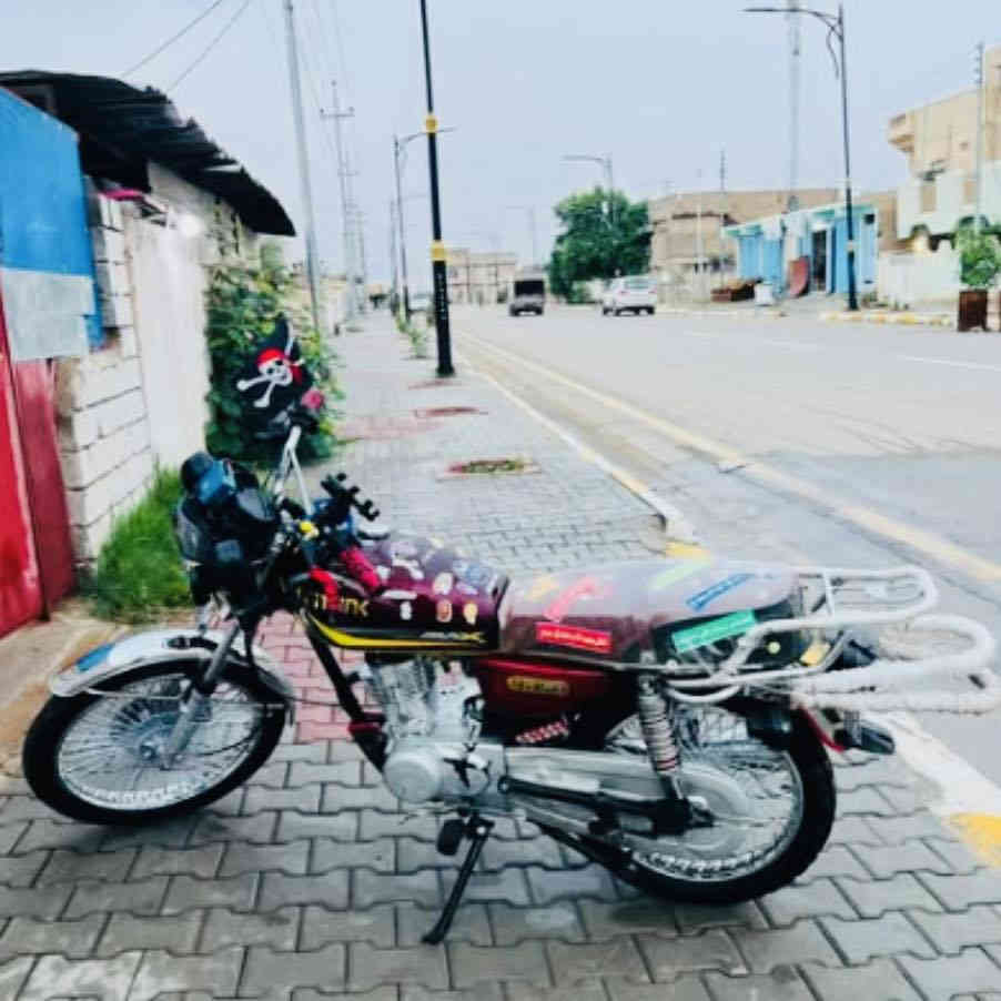 السلام عليكم دراجه موديل ٢٣ محدث ٢٤ مبدل لاستيك ولف فقط السعر ٥٠٠
مكاني بيجي 
الهاتف ***********
