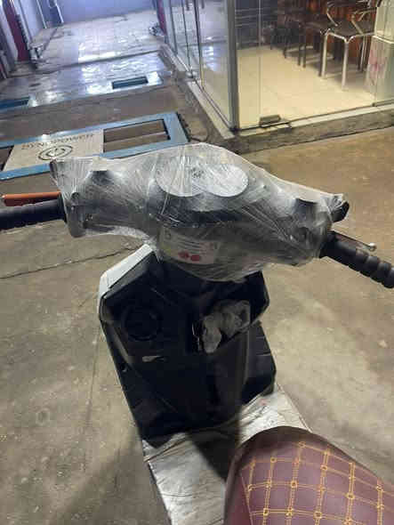 السلام عليكم عندي دراجه سكنس فحل شغاله بس اني ابيع كوم حديد هاي الصور قديمه فقط البجم الامامي ماكو لان نكسر  المكان بغداد حي الجهاد
رقمي ***********
