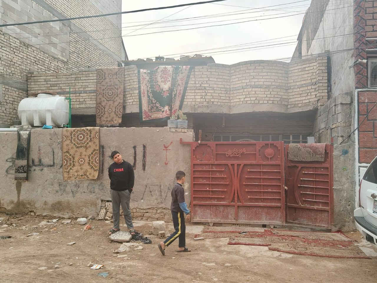 السلام عليكم 
بيت للبيع 150 متر طابق واحد
غرفتين 
مطبخ 
استقبال 
بدايه منطقه حي الزهراء 
مقابل افران سيد علي 
للأستفسار لاتصال ***********
وات ساب متوفر
