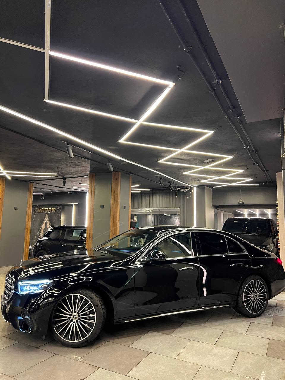 Mercedes E200
Exclusive
Model 2026
Fully loaded
Zeroo

تريبل اسكرين
هيد اب
سماعات برومستر
تكييف ٤ زون
سقف بانوراما
فوانيس دجيتال
شنطة كهرباء
بصمة خارجية 
كراسي تسخين
جنط مقاس 20

اللون اسود فرش جملي

السعر 5,850,000. 
فاتوره 

معاينه مصر الجديده 
للتواصل واتساب 01007898055 القاهرة, مصر


**إذا كنت صاحب هذا الإعلان وتريد حذفه لأي سبب، رجاءا أرسل رسالة إلى الدعم الفني**