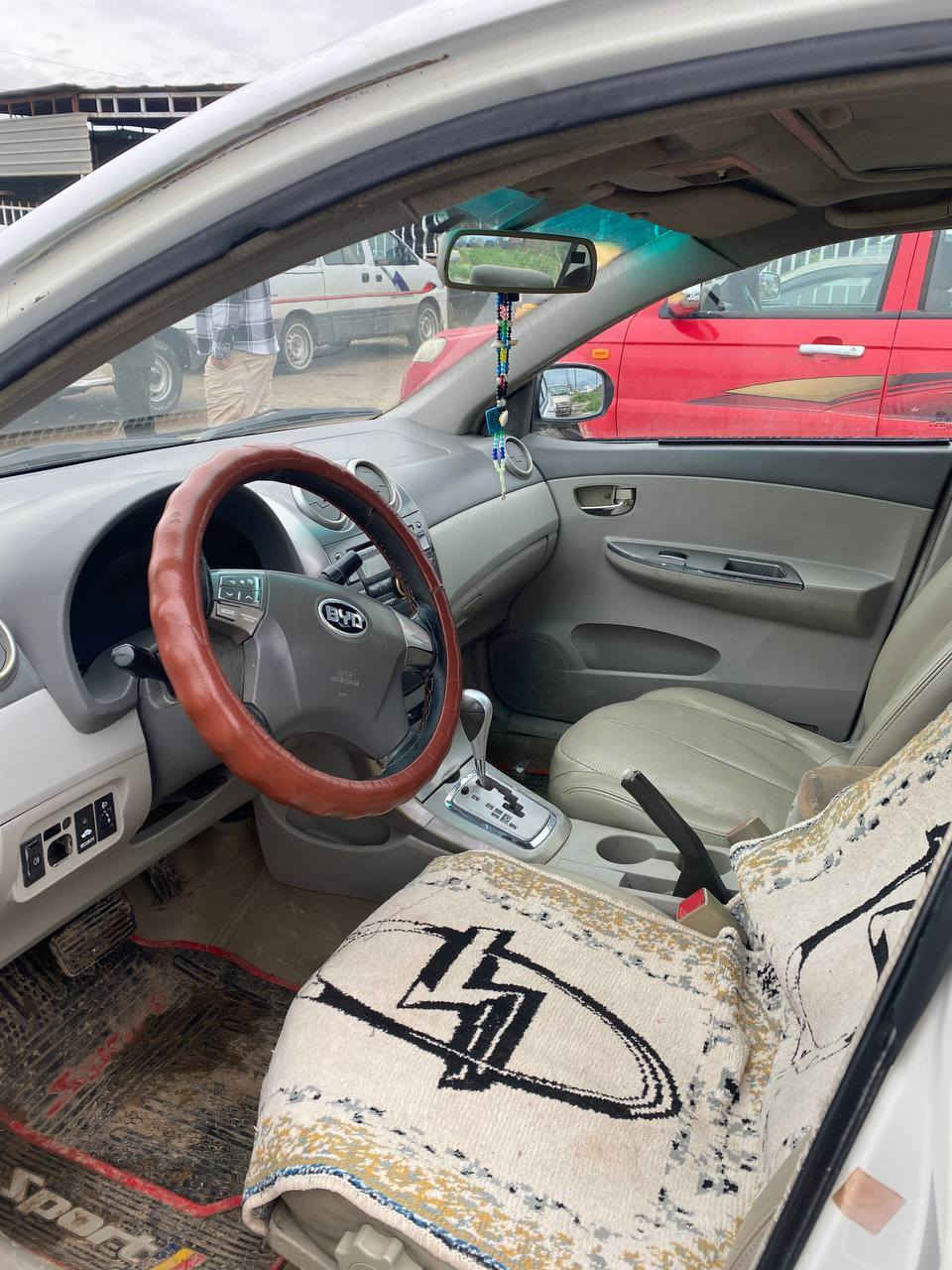 السلام عليكم BYD  للبيع او مراوس ب سيارة كير اوتو فقط 
كير مكينه شرط مصبوغه عام ومكلوبه تبريد تدفئه بصمه ابواب كير اوتو تحكمات ستيرن فول السيارة سعرها 49 بي مجال ***********واتساب
