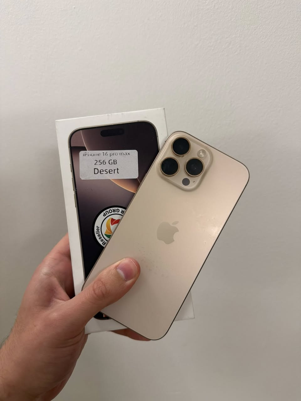ايفون ١٦ برو ماكس ماستر شرق اوسط
بطارية ٩٣ 
بي فقط هاي النقاط ال بالشاشه وما مأثرات عليه صارلهن سنه تقريبا 
للبيع ب٩٨٥ وبي مجال بسيط
***********

