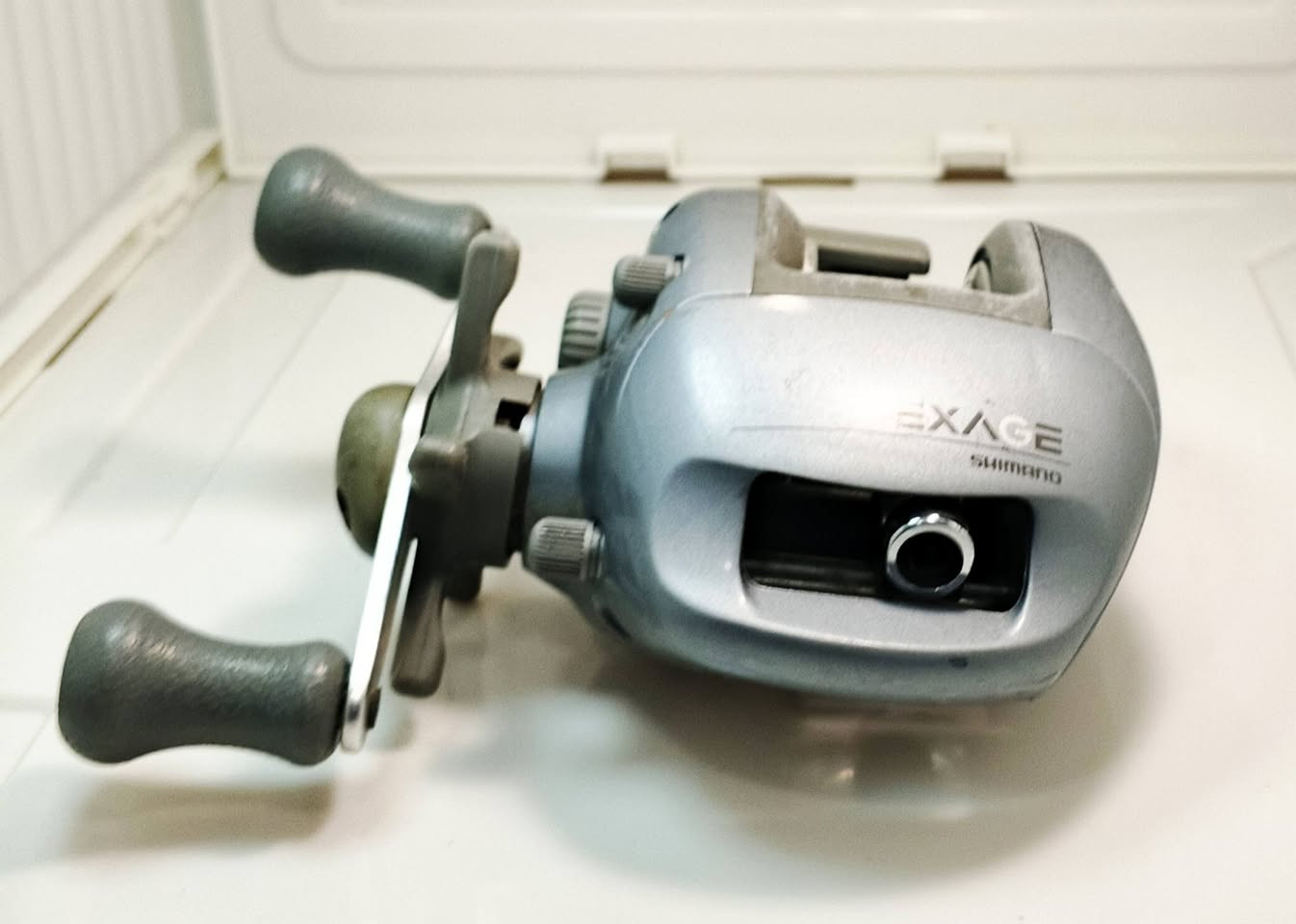 أوفر هيد صناعه يابانيه 
السعر //25//التوصيل 5 
Shimano Exage RH 351
1-العلامة التجارية: Shimano (شيمانو اليابانية).
2-بلد الصنع: اليابان (Made in Japan).
3-نوع الماكينة: Baitcasting Reel (بكرة كاستنج).
4-جهة المقبض: يمين (Right Hand).
5-الهيكل: جرافيت عالي الجودة لتقليل الوزن وزيادة المقاومة.
6-نظام الفرامل: نظام فرامل طرد مركزي (Centrifugal Brake) للتحكم بالرمي.
7-الاستخدام: صيد "الكاستنج" في المياه العذبة والمالحة (للطعوم الخفيفة والمتوسطة).
8-الفئة: ماكينة كلاسيكية (Vintage) تمتاز بدقة التروس وسلاسة الحركة


**إذا كنت صاحب هذا الإعلان وتريد حذفه لأي سبب، رجاءا أرسل رسالة إلى الدعم الفني**