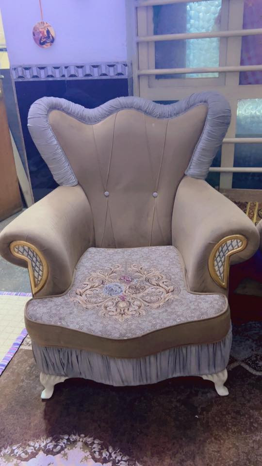 السلام عليكم عندي هذا التخم للبيع 10مقاعد نظيف وكلش قوي مع كوشات ما مستخدم سعر ٦٠٠ وبي مجال مكاني بغداد  للستفسار على هذا
 الرقم***********
