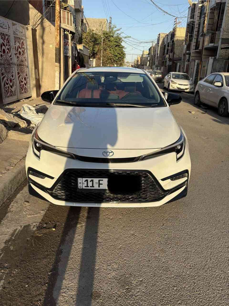 كورلا هايبرد SE black edition 
فول مواصفات مقاعد جلد احمر فتحه بانورما مقعد السايق كهرباء حساسات خلفية وكامرة مانع تصادم امامي السيارة كلين كلشي مابيهة ولا شخطة ماشية 3الاف كيلو فقط رقمها بغداد باسمي شوكت متريد احولها مكاني بغداد الشعب
***********
