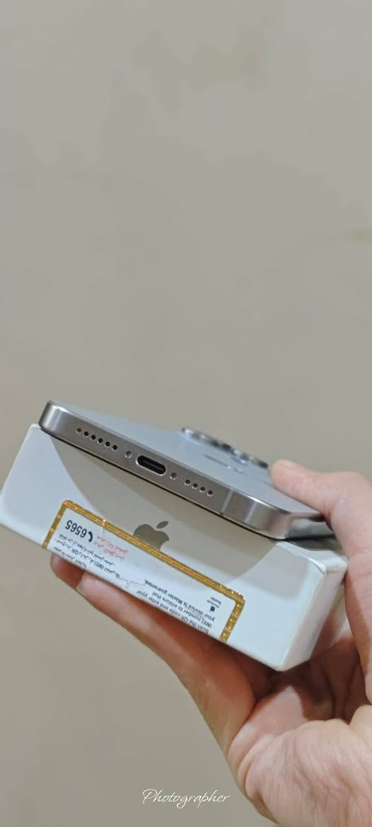 للبيع: iPhone 15 Pro Max بحالة ممتازة
الموديل: iPhone 15 Pro Max
​الذاكرة: 256 جيجابايت
​الحالة: نظيف جداً، لم يسبق له دخول أي تصليح (وكالة).
​البطارية: صحة البطارية 89%، مع 472 دورة شحن.
​المميزات: الجهاز نظيف، نموذج M، ويعمل بكفاءة عالية.
معه كاتونة ألصلية للجهاز
​ملاحظة: الجهاز بحالة الوكالة.
مكاني بغداد الحرية تجي تفحص براحتك اذا بي زلخ تاخذة بلاش
​***********
