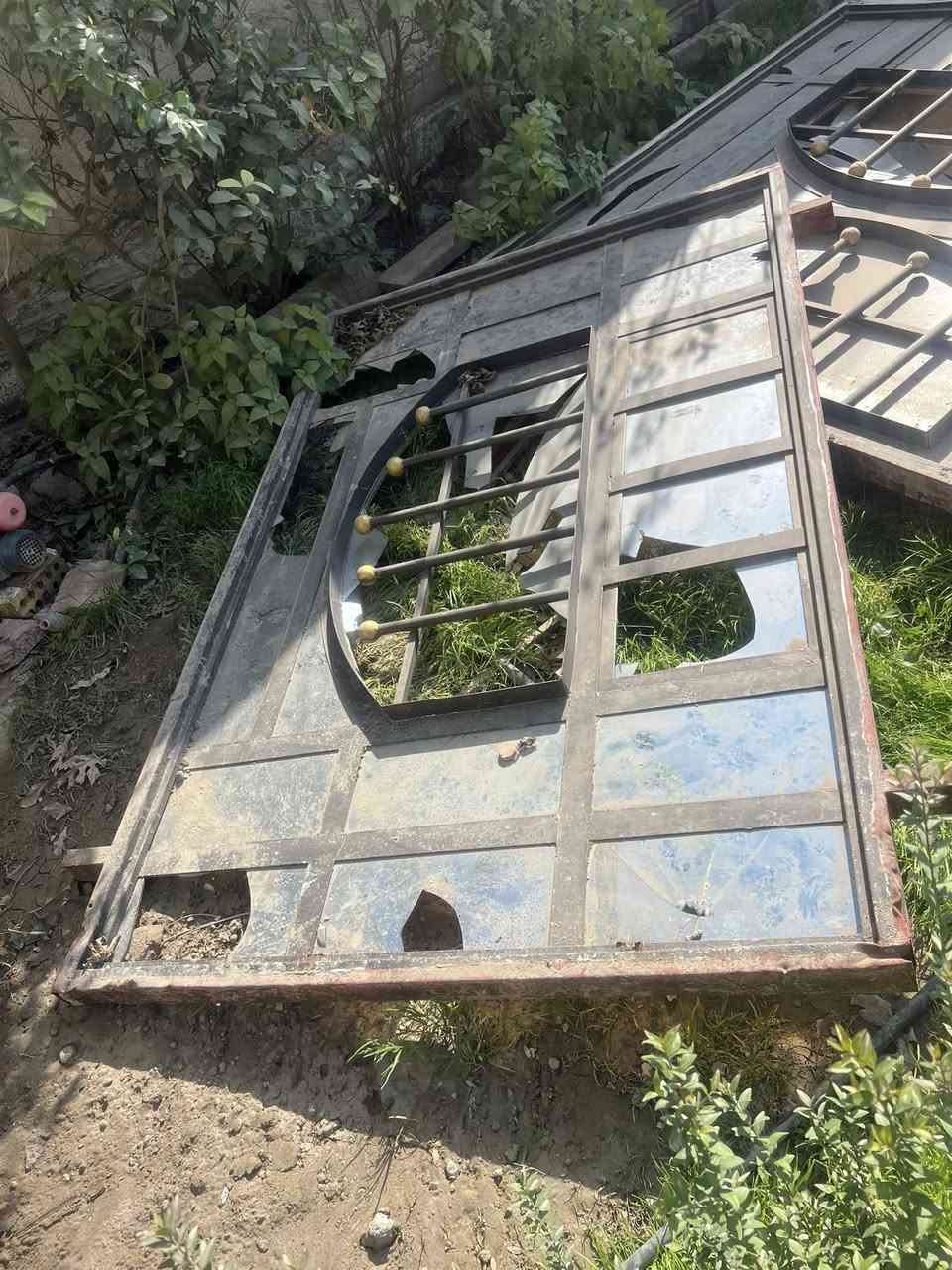 ثنين شباك طول 2و30 وعرض 2متر واحد شباك طول 2 متر وعرض متر ونص وبيبان ثنين هم مترتين طول السعر 450 عنوان بغداد الدوره  ***********
