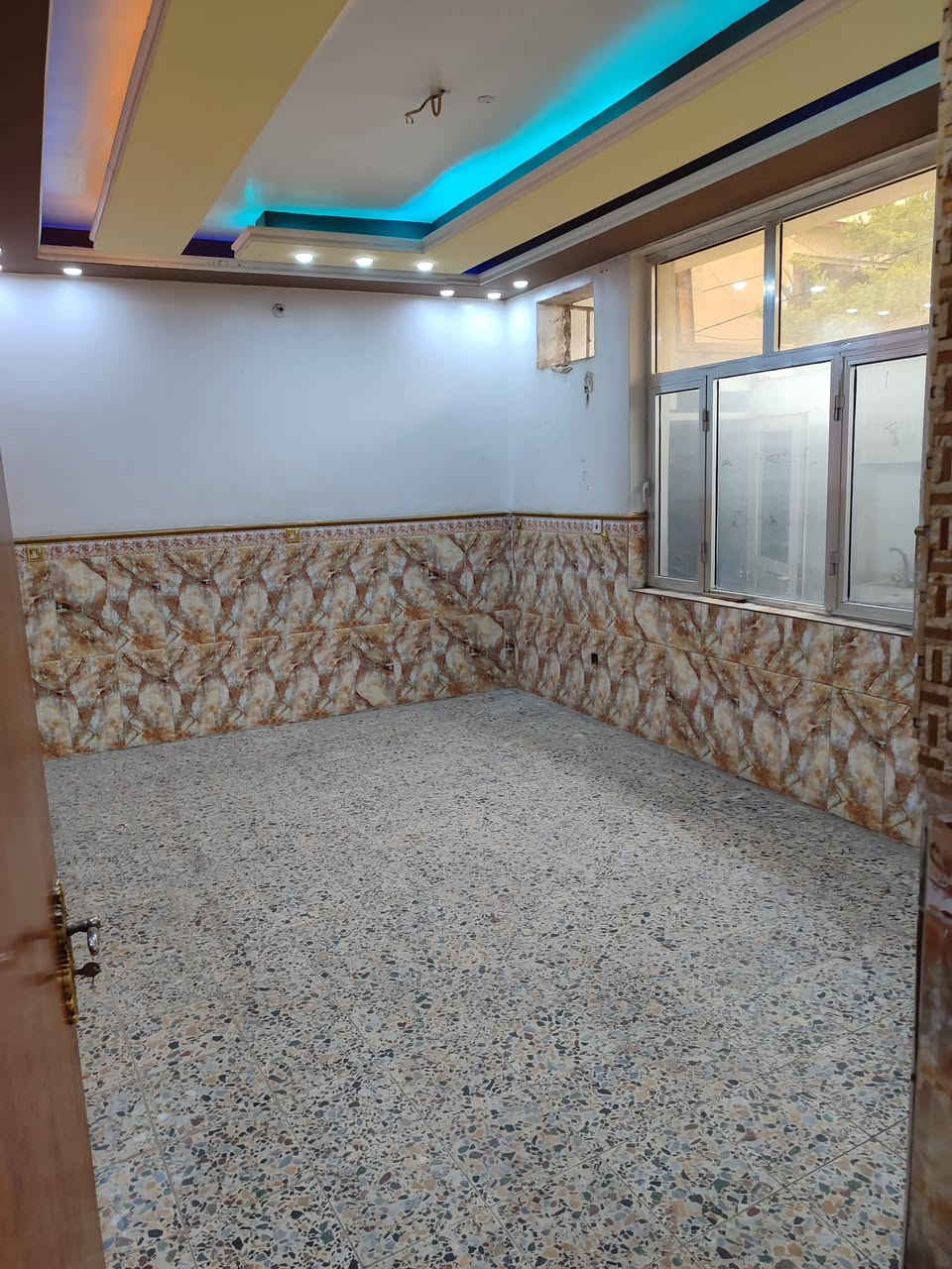 سلام عليكم بيت الايجار في حي جميله 2 مجاور زامل ابوداطلي مساحه 140 متر يحتوي الطابق الأرضي علا استقبال صاله غرفه نوم مطبخ حمام داخلي حمام خارجي الطابق الثاني يحتوي علا اربع غرف نوم + صاله + حمام تواليت
الاستفسار***********
