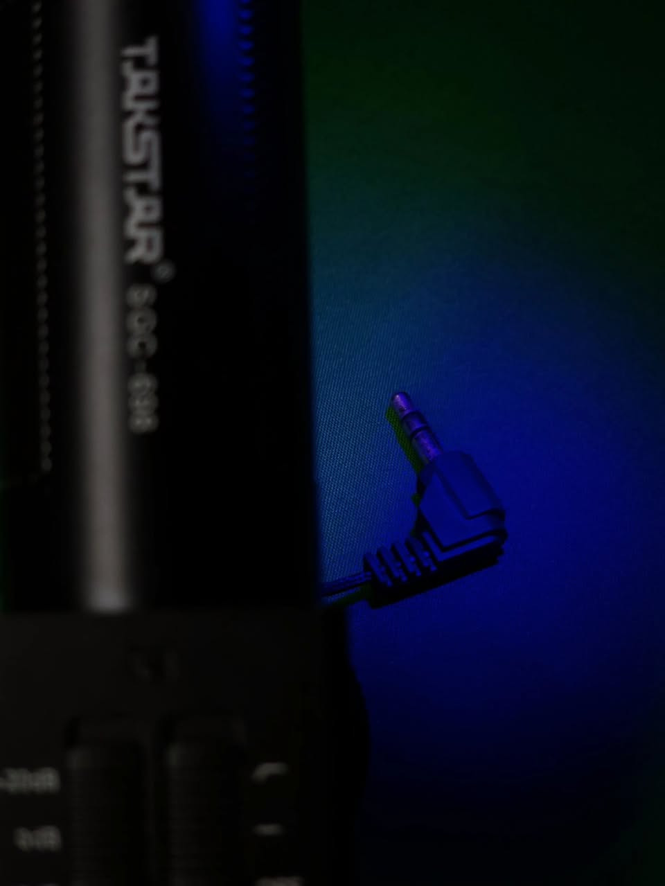 ميكروفون تسجيل للكاميرات Takstar SGC-698. 

يعتمد تقنية التقاط صوت ستيريو X-Y لتحديد موقع صوتي واضح ومستقر.

يحتوي على مفتاح حساسية مدمج +20 ديسيبل و -10 ديسيبل لتلبية احتياجات التسجيل المختلفة.

يتميز بمفتاح فلتر منخفض القطع (low-cut) لتقليل ضوضاء الترددات المنخفضة المحيطة بشكل فعال.

مصمم ليكون مقاومًا للصدمات ومناسبًا لكاميرات DSLR وكاميرات الفيديو من Canon و Nikon

السعر : 25.000

للاستيضاح
اتصال ، واتس : ***********
يوجد توصيل
لكل محافظات العراق .. 🚖
