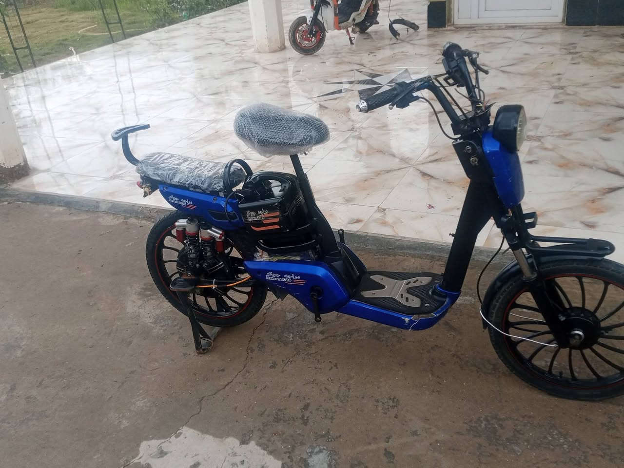 السلام عليكم دراجه شحن بيع مستعجل موديل 2024 شرط البطاريات على الفحص جديدات سعر الدراجه 125 وبيها مجال للطيبين مكاني ديالى الخالص ***********
