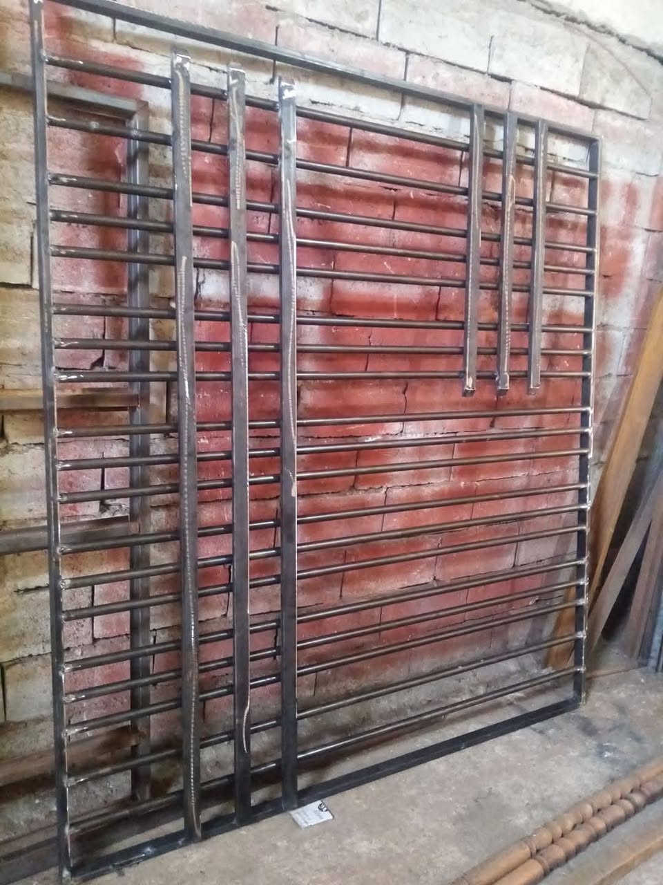 حداده العامه لبيع شبابيك وبوب ومحجرات ونواع الحداده كافه سعار مناسبه جدا جدا العنوان قرب السيطرة ال جروخي الفرع الثاني السكك سعار مناسبه جدا *********** واتساب
