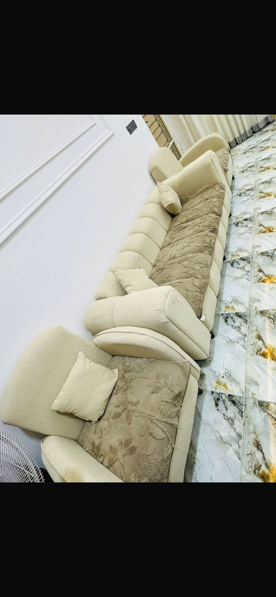 تخم قنفات مودرن ضخم (10 مقاعد) للبيع بحالة ممتازة جداً! 🛋️
للبيع تخم قنفات بتصميم تركي حديث ولون بيج ملكي مميز، نظيف وجاهز للاستخدام الفوري ومناسب جداً للصالات الواسعة أو الدواوين.

* السعة: تخم كبير يتسع لـ 10 مقاعد.
* الملحقات: يحتوي على 6 وسائد (مخاد) أصلية تابعة للتخم.
* الحالة: نظيف جداً وبحالة ممتازة (الإسفنج والخشب قوي وبدون أي خسوفات).
* التصميم: ديزاين عمودي أنيق مع قواعد خشبية متينة، والمقاعد محمية بمفارش حماية.

📍 الموقع: بابل - بالقرب من جسر بتة - شارع الكورنيش.
💰 السعر: 700 ألف دينار عراقي (قابل للتفاوض البسيط
📞 للتواصل والاستفسار: يرجى الاتصال على الرقم: *********** أو المراسلة على الخاص.
