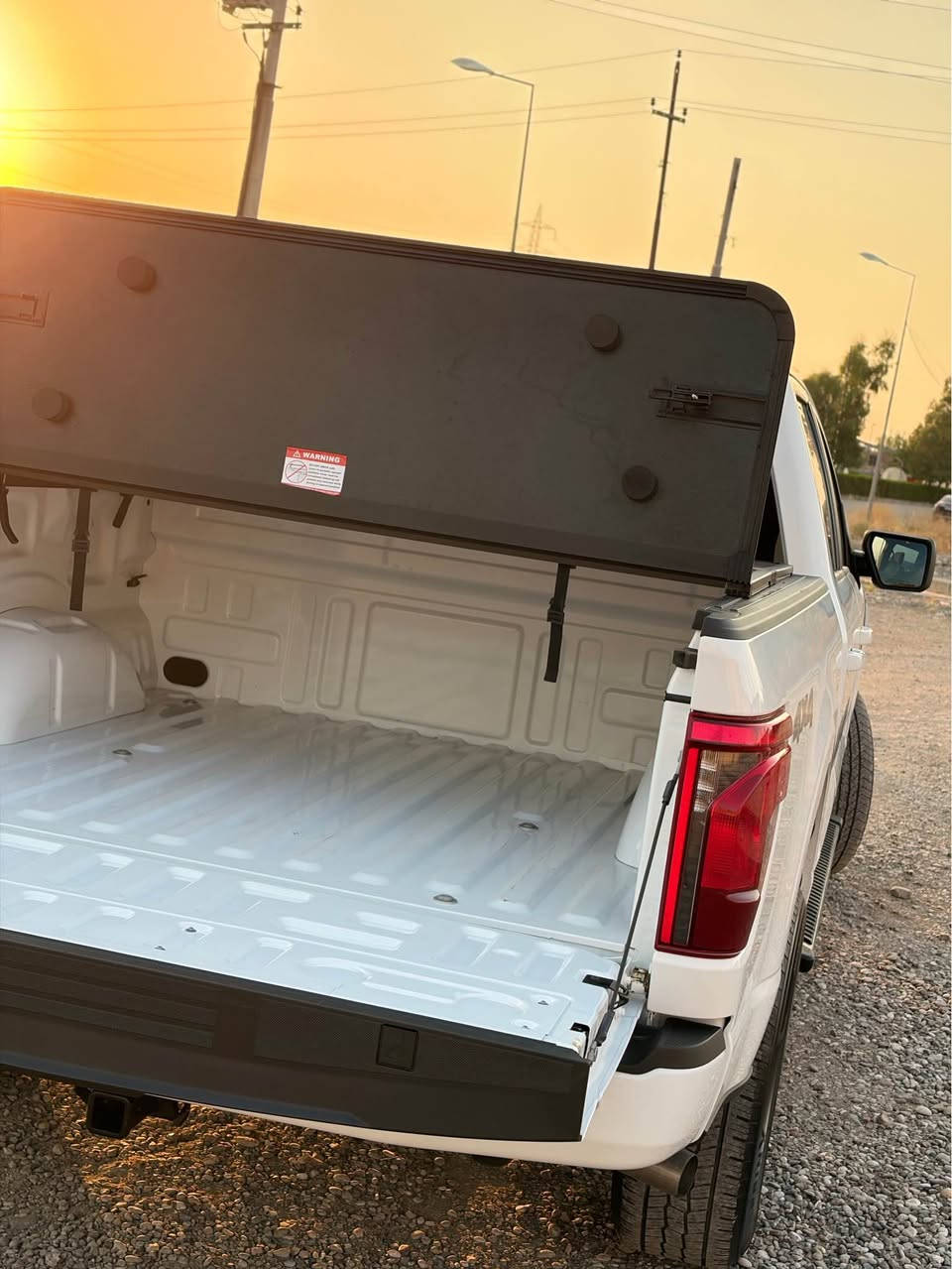 السلام عليكم ،،،
فورد F-150 فئة STX 
موديل 2024 
ماشية 11 الف گير تعليك
حادث السيارة بس بالهلال الخلفي جهة السايق 
گير و محرك و كهربائيات كلها بشرط سيارة اخت الزيرو مرقم اربيل و كامل تحويل مباشر 
السعر : 35،000$ بيها مجال بسيط
للأستفسار اكثر والتواصل 
*********** 

1. مواصفات المحرك والأداء (2.7L EcoBoost V6)
 نوع المحرك: 6 سلندر (V6) تيربو مزدوج (Twin-Turbo).
 القوة الحصانية: 325 حصان
 عزم الدوران: (حوالي 542 نيوتن متر) 
 ناقل الحركة (الگير): أوتوماتيكي بـ 10 سرعات (Electronic 10-Speed Automatic).
 نظام الدفع: دفع رباعي (4x4) 

2. التجهيزات الخارجية ومظهر فئة STX
 الواجهة الأمامية: تصميم شبك رياضي مميز باللون الأسود بالكامل مدمج مع مصابيح LED الأمامية بتصميمها المحدث
 
العجلات : ويل ألمنيوم رياضية مقاس 20 إنش مكحلة باللون الأسود والرمادي الداكن 

 شعار الفئة: فتحة التهوية الجانبية تحمل شعار F-150 STX باللون الأسود والرمادي مع لمسات رياضية باللون الأصفر المائل للخضار (Lime/Yellow accent) المميز لموديلات 2024.
 المقصورة الخلفية: قمارتين بالكامل (SuperCrew) توفر مساحة رحبة جداً للركاب في الخلف

3. المقصورة الداخلية والتقنيات
داخلية السيارة
 الشاشة الوسطية: شاشة تعمل باللمس مقاس 12 إنج تدعم نظام فورد SYNC 4 مع دعم لاسلكي لنظام Apple CarPlay و Android Auto الواجهة ظاهرة باللغة العربية
 
لوحة العدادات: شاشة رقمية بالكامل أمام السائق تعرض العدادات وأنظمة القيادة والمعلومات الحيوية للسيارة.
 
المقاعد: مقاعد قماشية رياضية مميزة باللون الأسود مع نقوش وخياطة خفيفة باللون الأصفر المتناسق مع الهوية الخارجية للفئة.
 الكونسول الوسطي: مسند يد كبير وعريض جداً مع حوامل أكواب واسعة في المنتصف ومساحات تخزين عملية. أربيل, العراق

