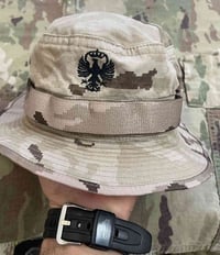 زي الجيش • شبيه • بهاذ الشكل