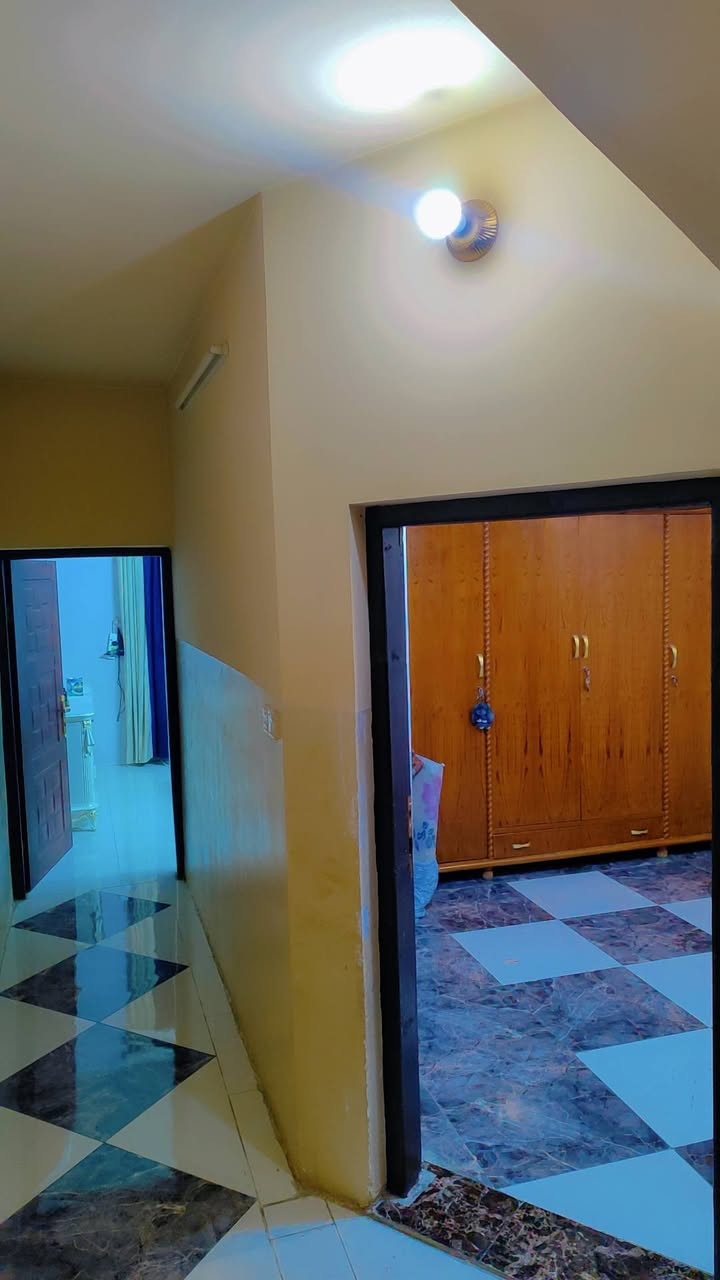 بيت للبيع مساحة 50 متر 5*10 الدار بناء حديث نظيف جدا وجاهز للسكن طابقين استقبال + مطبخ +غرفتين نوم + حمام وصحيات عدد 2  .... السعر ٦٨ مليون قابل للتفاوض للاتصال ***********.
