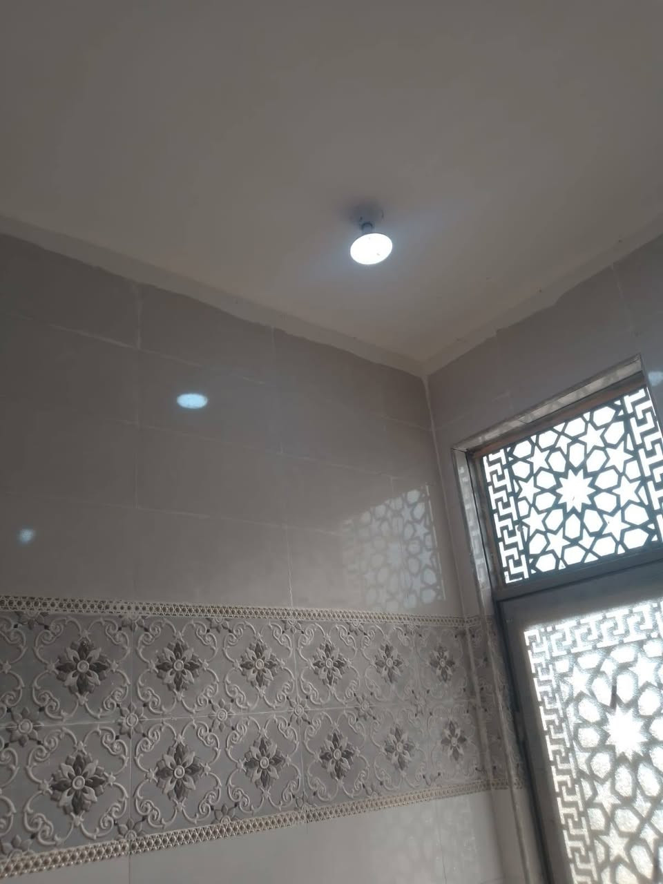 سلام عليكم. متوفر بيت للبيع منطقة الشراكيه الثالثه مقابل مجمع بوابه المثنى مساحة ٢٠٠م بناء حديث غرفتين وصاله ومطبخ وصحيات وبراني خدمات كامله السعر الكلي ١٣٠ مطلوب إسكان ٤٧.ينزل من ضمن السعر . شهريا ٢٤٦ أقساط يعني بيد البايع تدفع ٨٣ مليون استفسار اكثر اتصال*********** أو واتساب ونكون بخدمتكم ملاحظة عموله المكتب ١% من الطرفين
