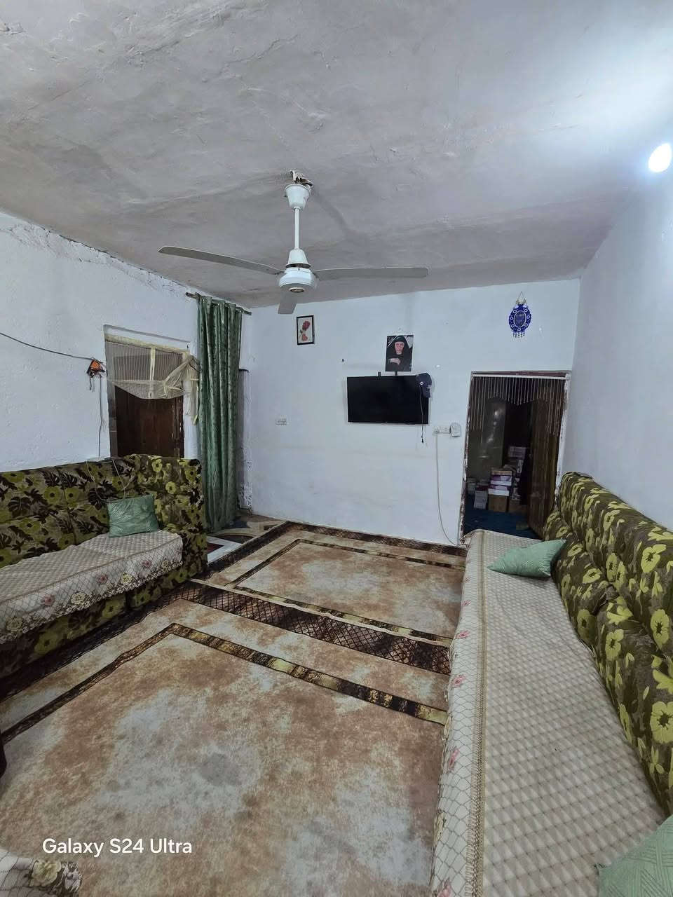 بيت لبيع بشارع المطار الجديدالمساحه ١١٠متر يحتوي على غرف ٣ وصاله ومطبخ ومكشوفه وصحيات  السعر ٢٦اقصاد المقدمه ١٥ والباقي الشهر ٣٠٠الف  للستفسار *********** مكتب بركات ام البنين قرب اسواق فدك مقابيل شارع السبيس مدخل البيت مترونص دولان البيت قريب على الشارع
