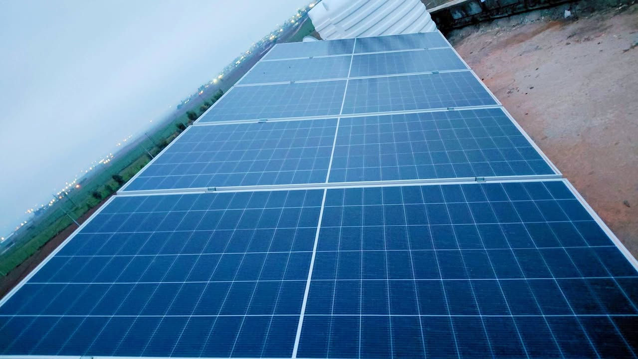 🔋 إنجاز جديد لمكتب روژ للطاقة الشمسية في #بعشيقة تيسخراب
🗓️ الاربعاء    14_1_2026
بفضل الله وبدعمكم المستمر، يسرّ مكتب روژ للطاقة الشمسية أن يعلن إكمال مشروع تحويل منزل خالد ابو حسين في  #تيسخراب    إلى منظومة طاقة شمسية متكاملة توفر كهرباء مستقرة على مدار الساعة 🌞، مع نظام تشغيل وإدارة كامل عن بُعد.
🚀 مواصفات المنظومة المنجزة:
🔸 ألواح شمسية 600 واط × 5– ضمان 12 سنة 
🔸 بطاريات ليثيوم 15 كيلوواط × 1 بسعة 300 أمبير – ضمان 5 سنوات 
🔸 إنفرتر 6000 كيلوواط – قطعة عدد 1  – شركة Allolla – ضمان 3 سنوات 
🔸 قدرة تشغيل مستمرة:
    • نهاريًا: 10 أمبير
    • ليليًا: 15  أمبير
🔋 استغناء تام عن المولدة
يأتي هذا الإنجاز ليؤكد التزام مكتب روژ للطاقة الشمسية بتوفير حلول طاقة متجددة موثوقة وآمنة تلائم المنازل والمشاريع التجارية على مدار الساعة، مع أعلى مستويات الجودة.
🌍 عناوين المكاتب:
📍 بعشيقة – حي الربيع – قرب كافتيريا الربيع
📍 شيخان – مفرق شيخان – قرب مطعم عنتاب
📍 سنجار – سنوني
📞 للاستفسار والتواصل:
المهندس قيدار: *********** – ***********
سلام سلو: *********** – ***********
📲 تابعونا على صفحة مكتب روژ للطاقة الشمسية لمشاهدة المزيد من الإنجازات والتحديثات.
#الطاقة_الشمسية #مكتب_روژ #طاقة_نظيفة #نينوى #العراق #بعشيقة #شيخان #سنجار #دهوك #الموصل #طاقة_متجددة #الاستدامة #روژ_تبدع #باعذرة #كوردستان #جامعةموصل #مهندس #كهرباء #موصل #اربيل #دهوك #عقره #سميل #شاريا #شيخان
