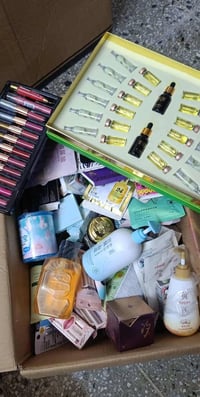 كارتونة. مكياج.  كله. ماركه.   ب ١٥٠الف.  الحجز. واساب.  فوك ٣٠٠قطعه. ...