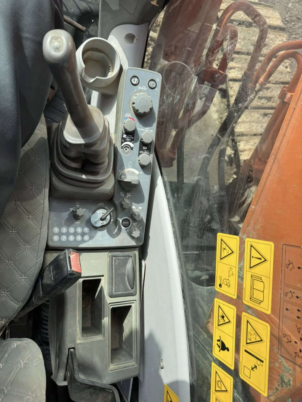 حفار للبيع
G5 موديل 2013 دخول جديد مكفوله كفاله عامه للستفسار علا رقم ‭0782 101 9784‬ مكان العماره المجر الكبير
