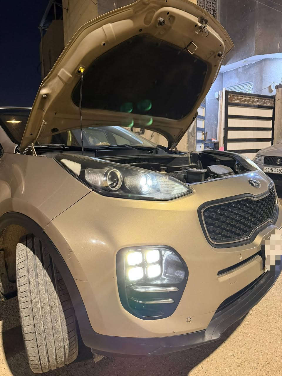 سبوتج موديل 2017 وارد خليجي فول موصفات  ما عده الفتحه 
حساسات امامي خلفي 
بصمه +ترحيب 
تحكمات استيرن 
الايت عالي ناصي زنون+ بلوجكتر 
محرك 2000 دوش 
السياره وياها بصمات 2 
السياره خير من الله مال بيت (ضربتها طخه بل باب الي وره الراكب كما موضح بل صور وبيها طكه خفيفه بل صندوك الوره وما سويتهن وسياره قطره صبغ ما بيها كفاله عامه وين ما اتريد افحص سياره جاهزه شغل وطلع ماشيه (192) حقيقي . محرك خير من الله لا تنقيص لا تبخير وشرط الفحص . السياره كدامك . السعر 168 مكاني البصره وهاذ رقمي ***********
